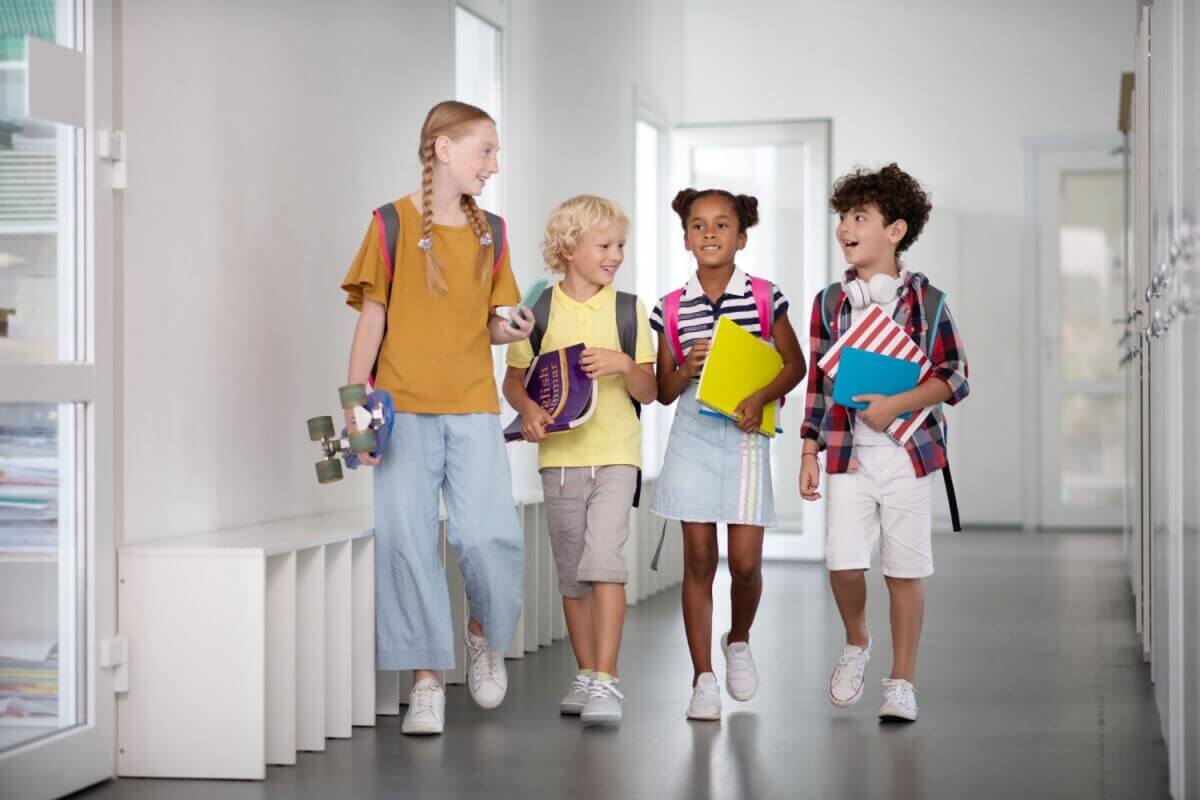 Ubezpieczenie szkolne - dzieci na korytarzu